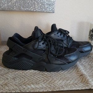 Black Huraches Nike